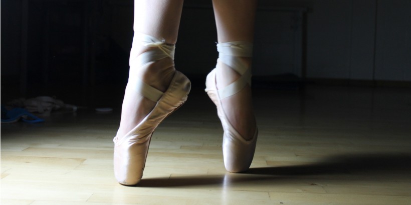 鞋底柔软鞋头坚硬的芭蕾舞鞋图片