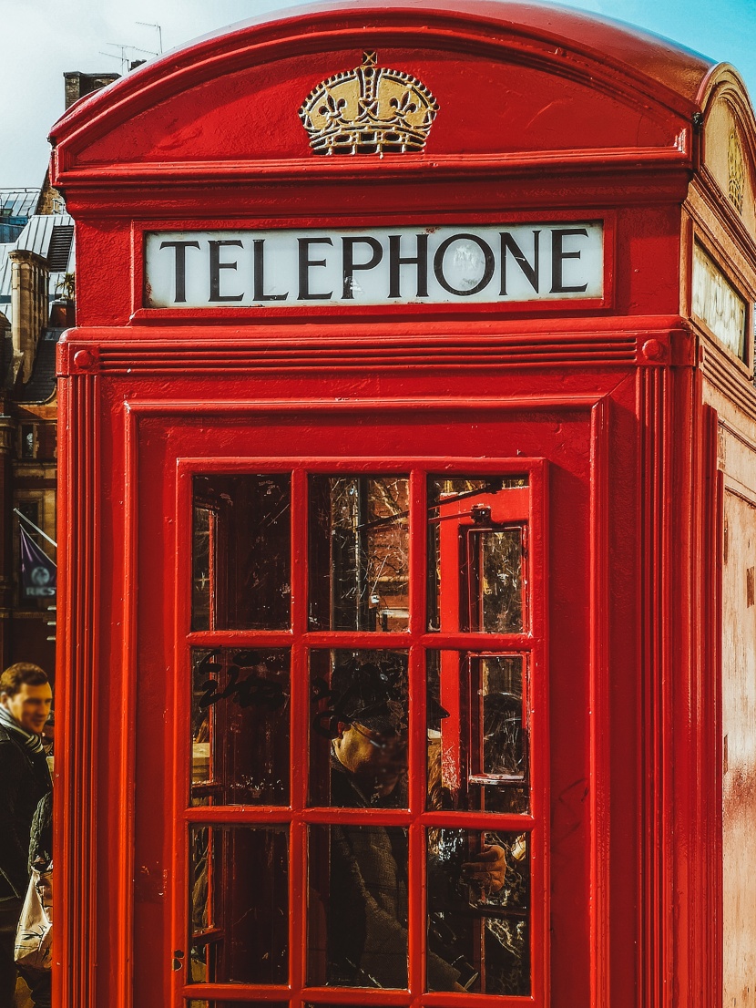 街上红色的电话亭图片