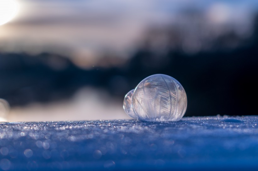 白色透明冰冻的泡泡图片