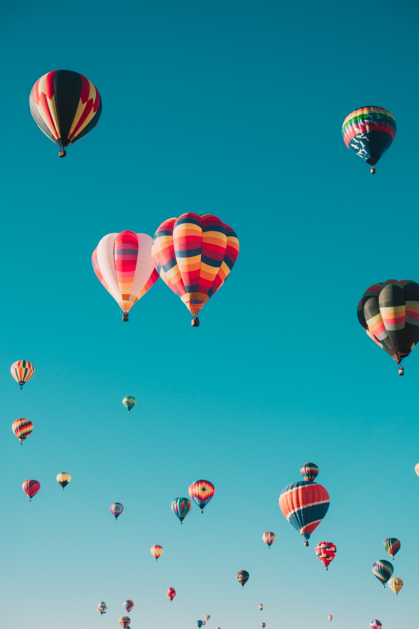 空中五颜六色的热气球图片