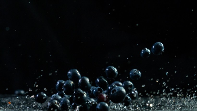 高速拍摄的蓝莓素材图片