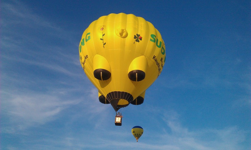 飘在空中的热气球图片