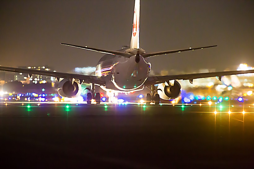 夜晚飞机场准备起飞的飞机图片
