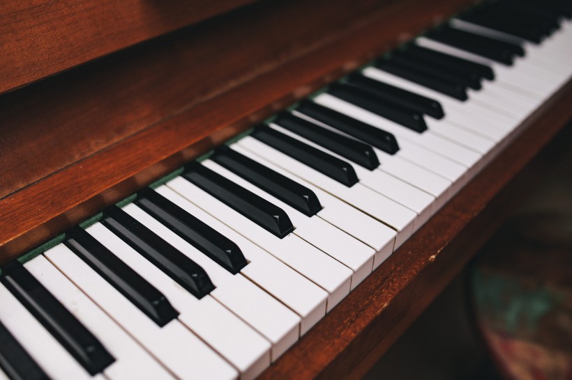 优雅的键盘乐器钢琴图片 