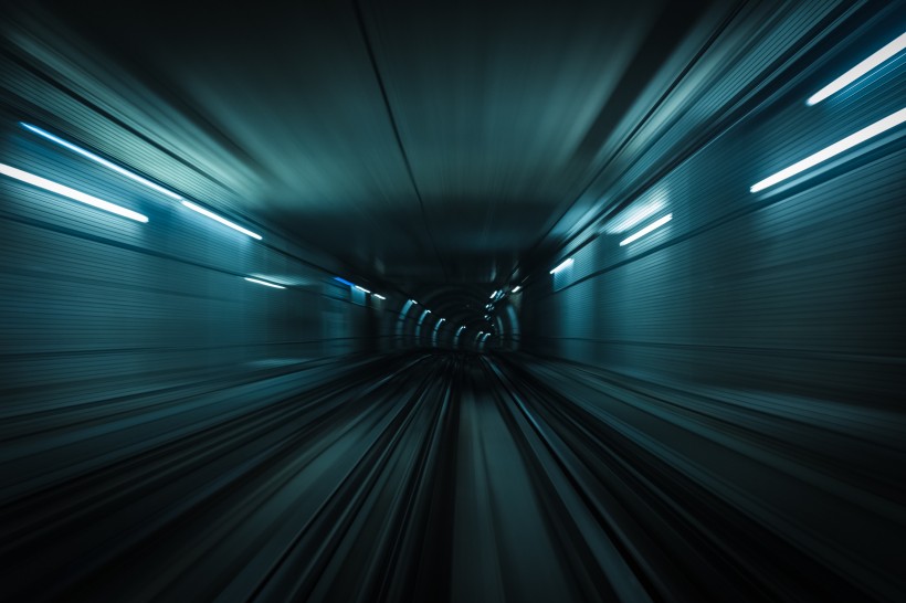 延伸的汽车隧道图片