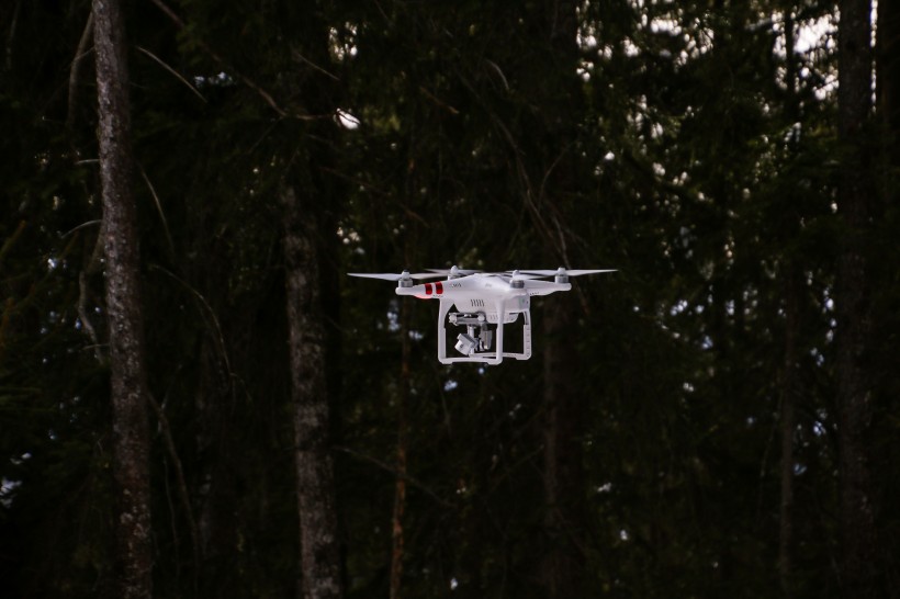 低空飞行的四轴遥控无人机图片