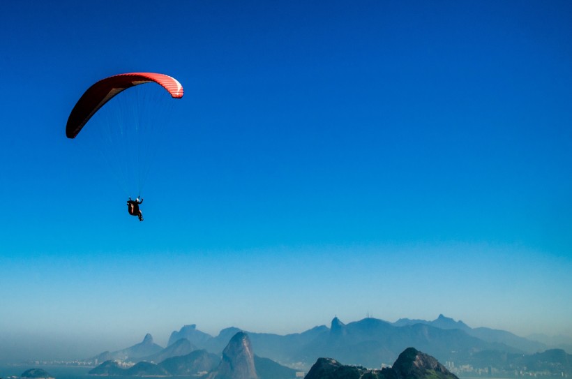 刺激惊险的滑翔伞运动图片