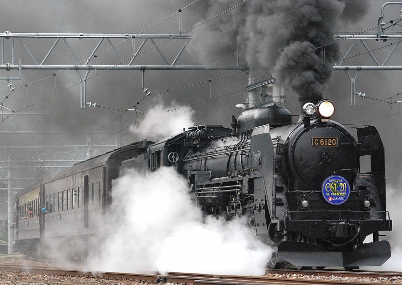 冒着烟的传统蒸汽火车图片