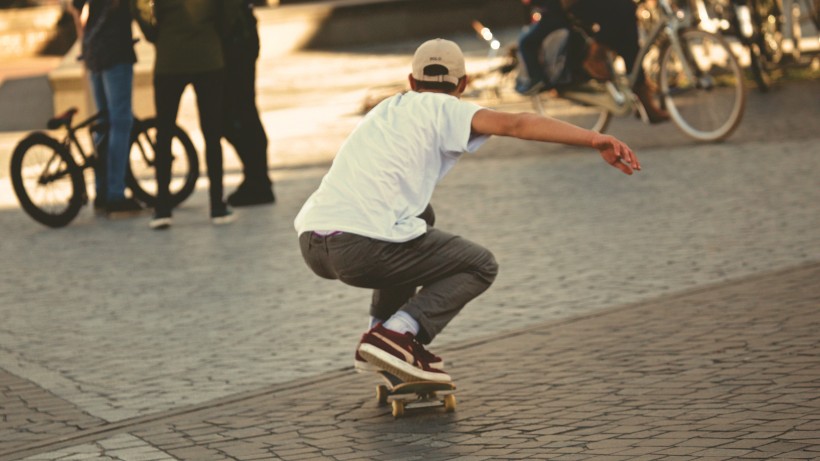 滑滑板的时尚青年图片