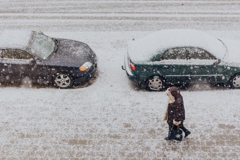 积雪道路上的汽车图片