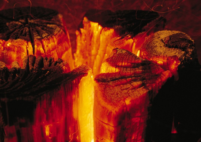 燃烧中的木块图片