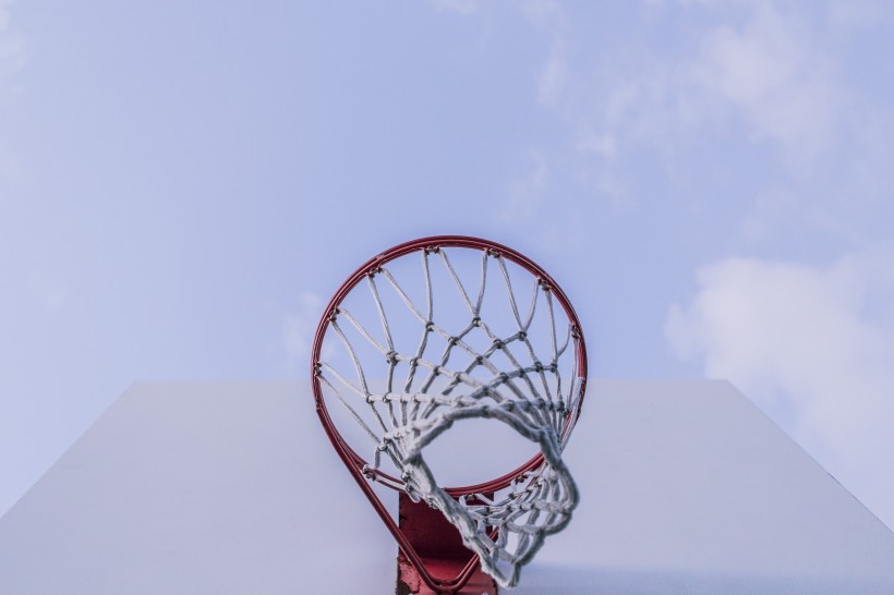 蓝天下的篮球框图片
