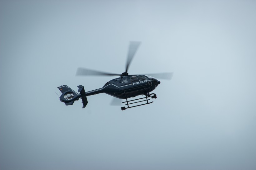 空中飞行的直升机图片