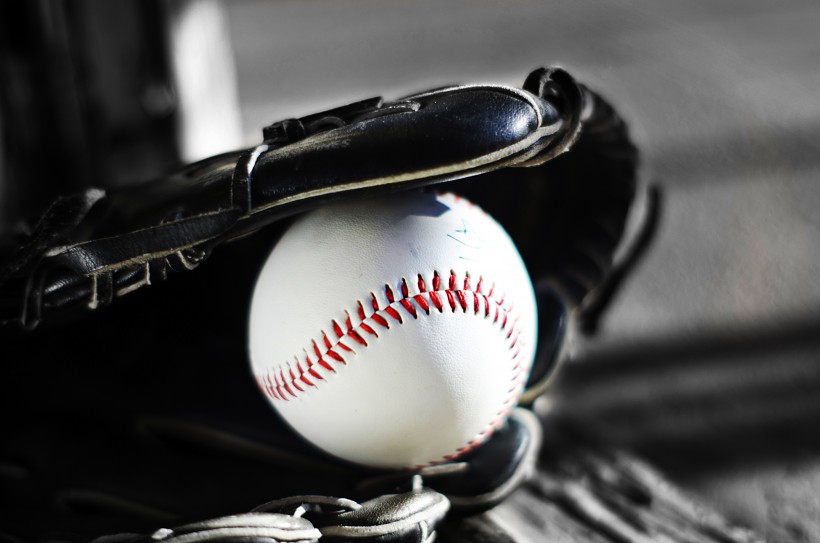 棒球手套和棒球放在一起图片