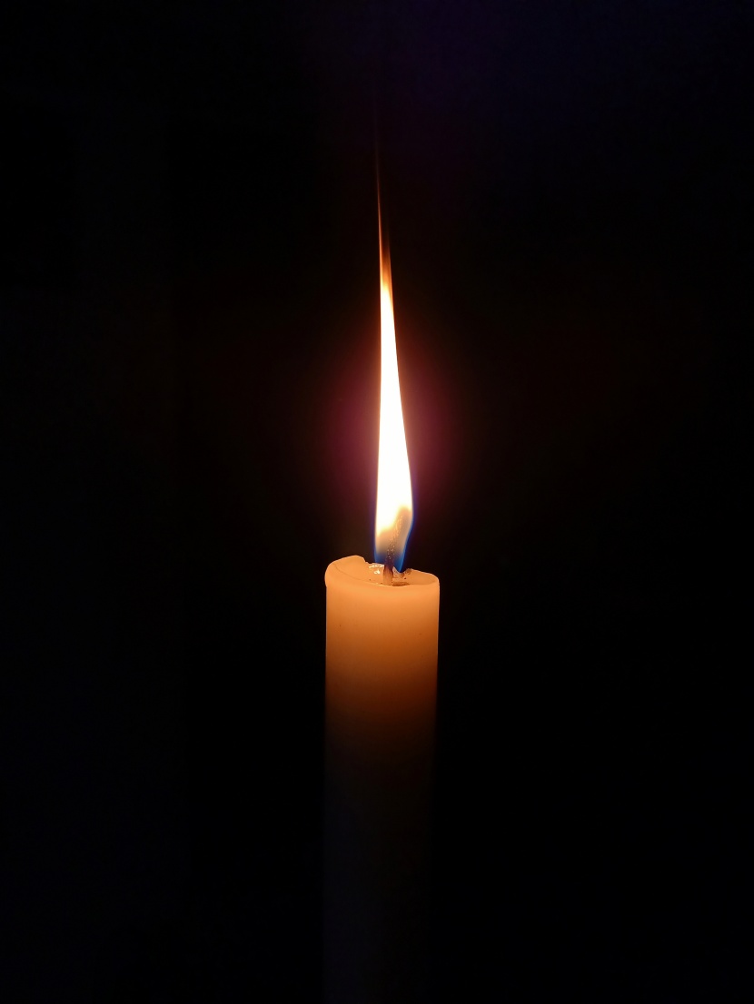 黑暗中点燃的蜡烛图片