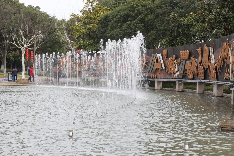公园里的喷泉图片