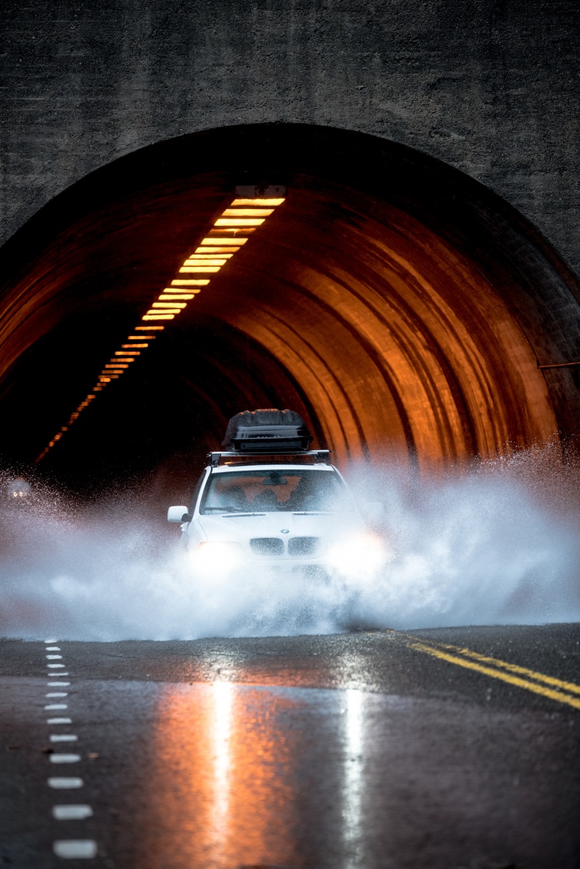 阴暗的公路隧道图片