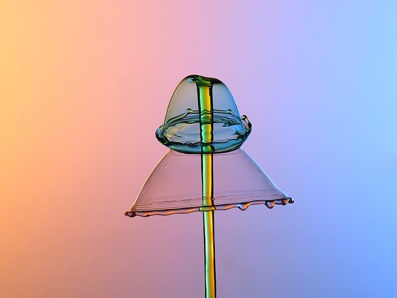 水滴喷撞伞型水花图片