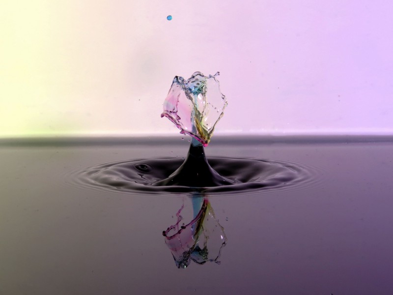 各种颜色水滴的倒影图片