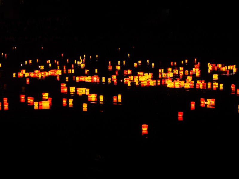 水面上漂浮的祝愿的河灯图片