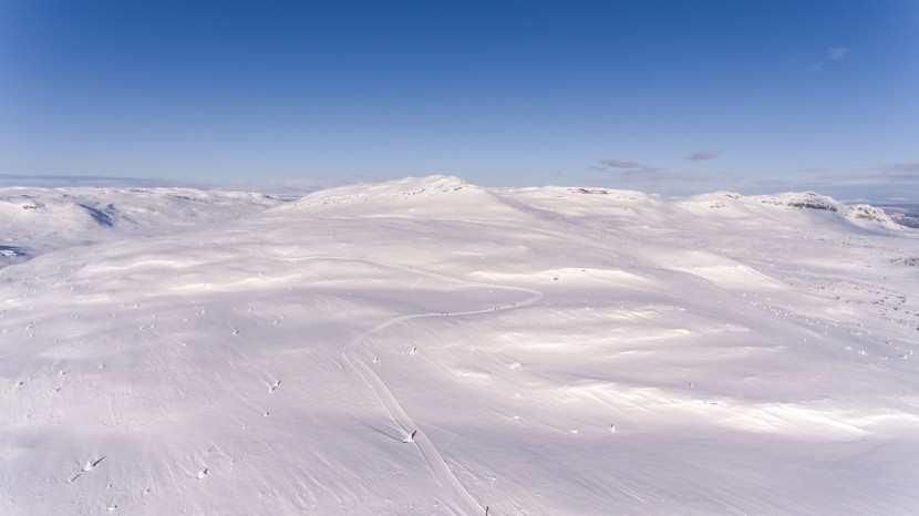 高山上的滑雪场图片