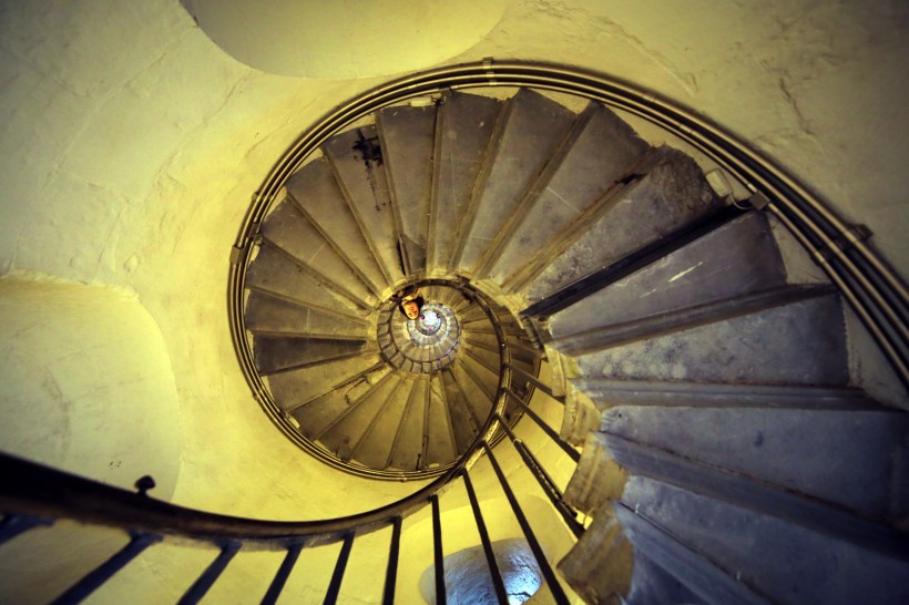 螺旋式的楼梯图片
