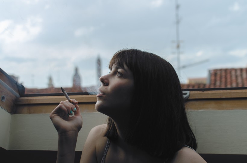 抽香烟的美女图片