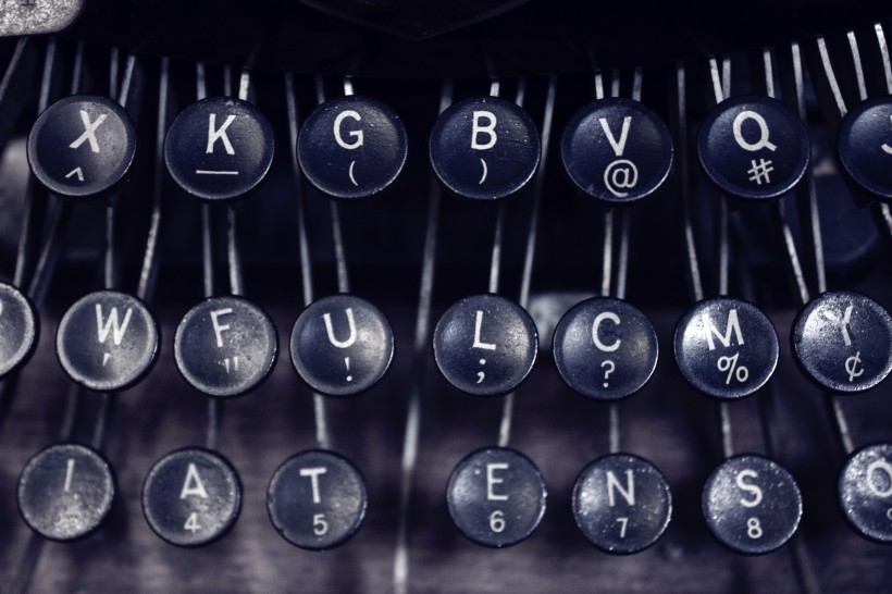 老式打字机上的键盘特写图片