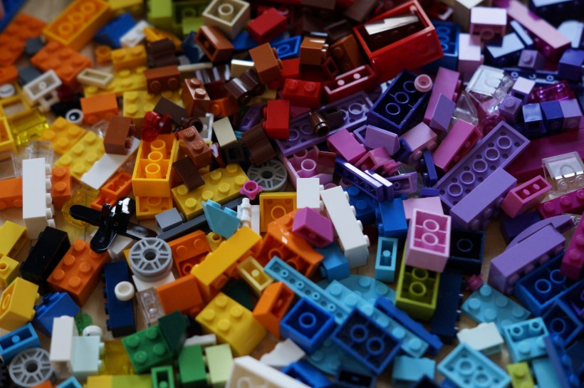 彩色的乐高积木玩具组件图片