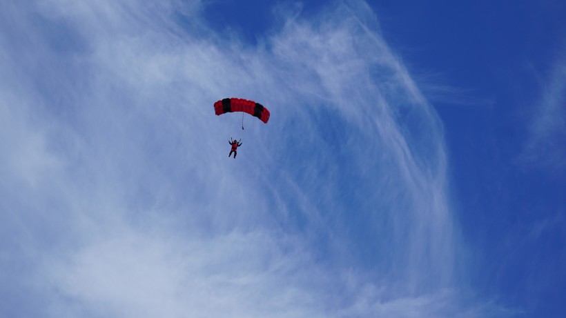 刺激好玩的滑翔伞图片