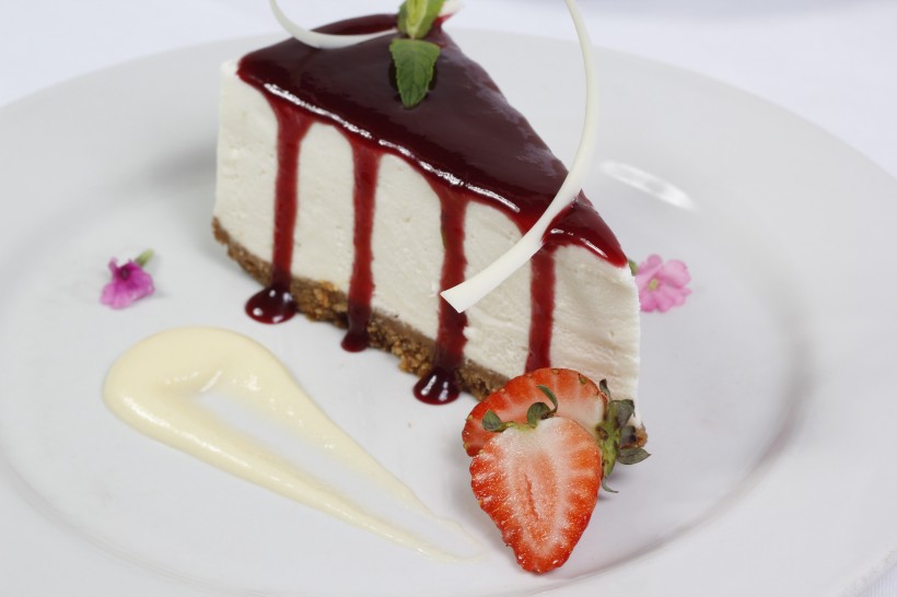 松软香甜的草莓蛋糕图片