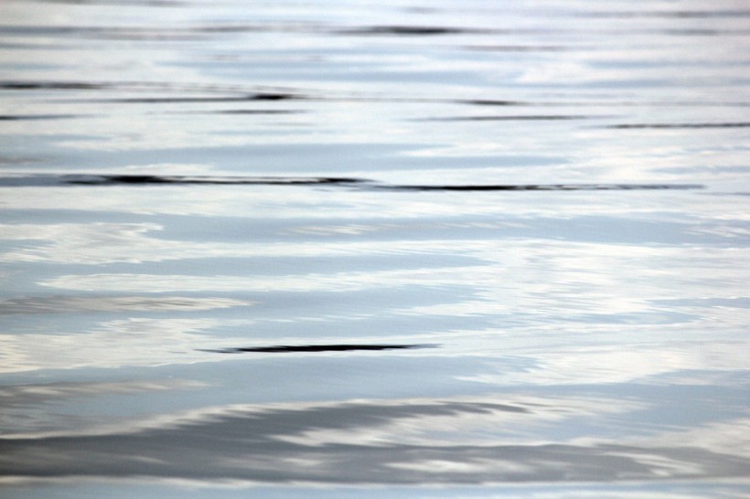 清澈平滑的水面背景图片