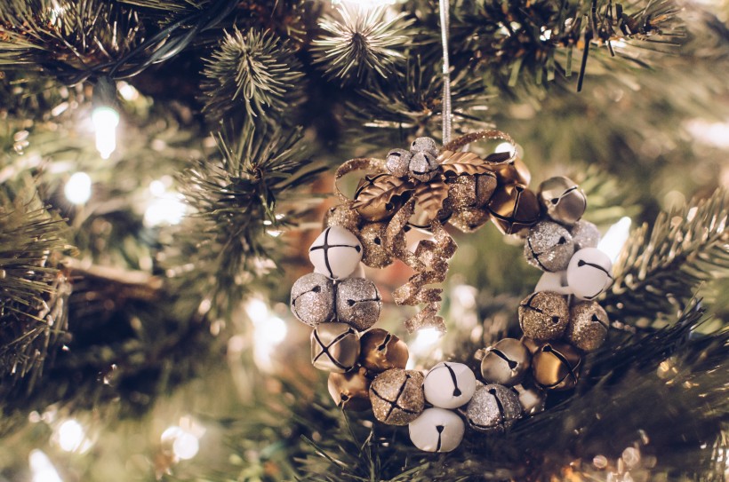 圣诞树上的装饰图片