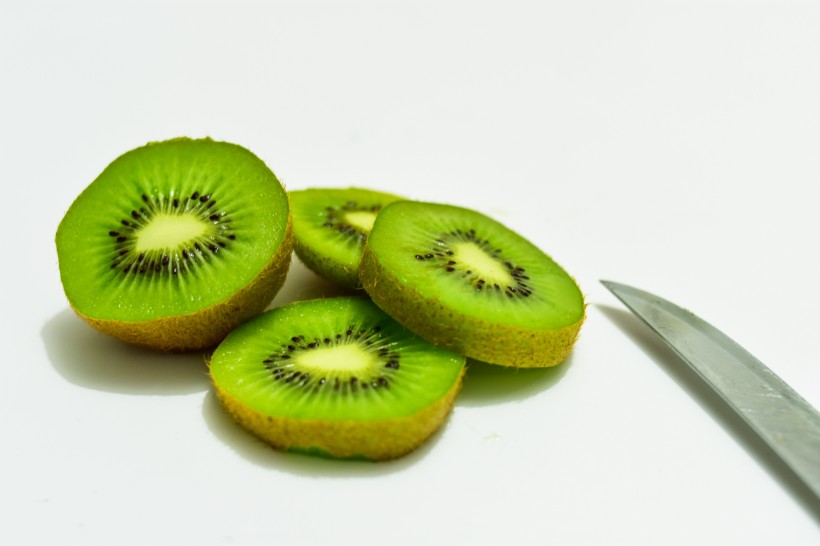 营养丰富切开的绿色猕猴桃图片