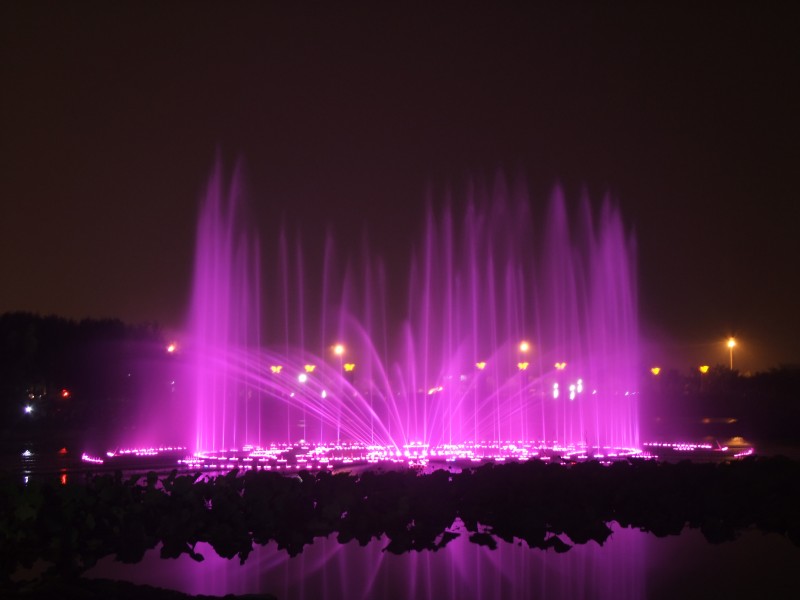 五光十色人工喷泉图片