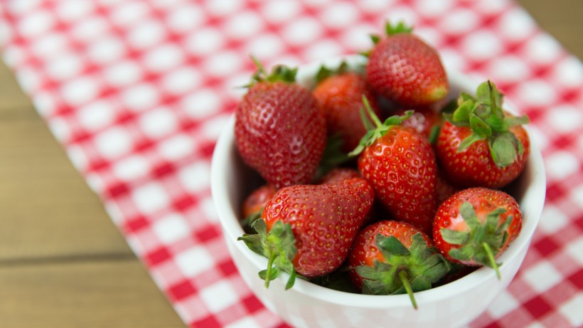 新鲜营养健康的草莓图片