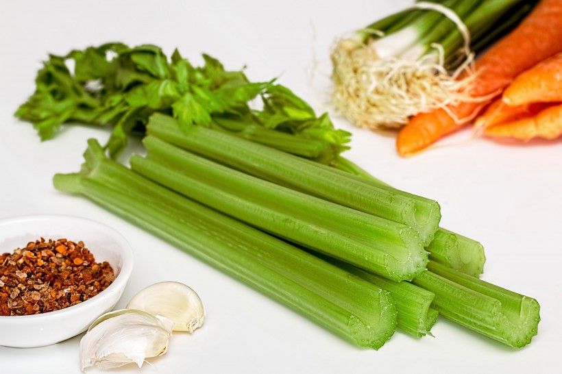 绿色新鲜营养健康的芹菜图片