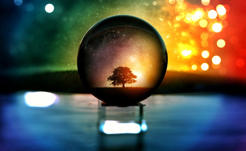 光滑透明的水晶球图片