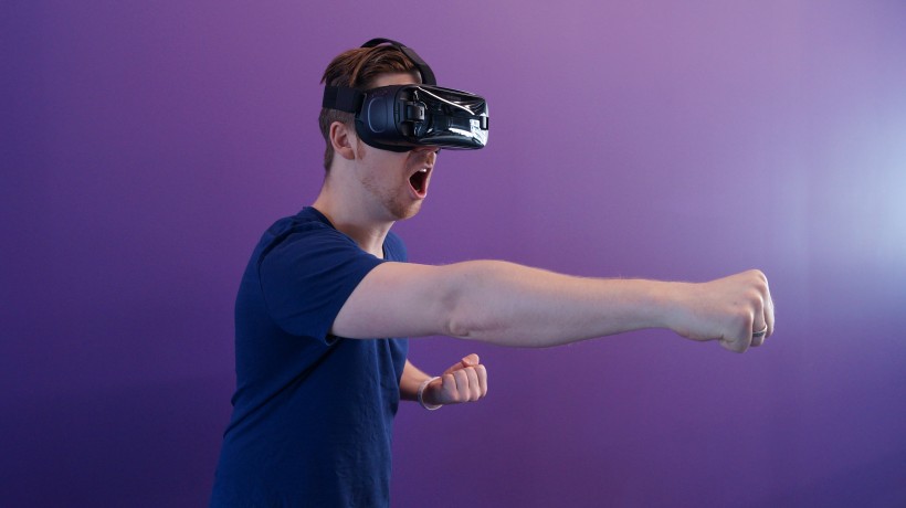 戴VR眼镜的男人图片