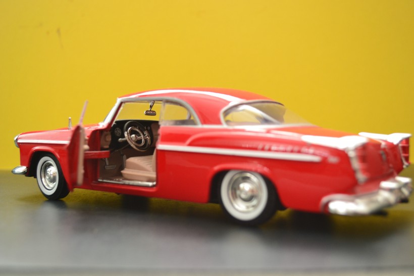 红色复古汽车模型图片