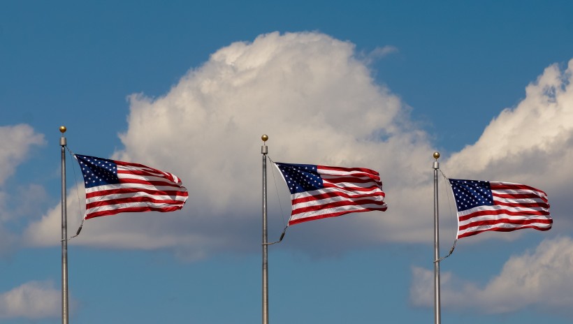 旗杆上的飘扬的美国国旗图片
