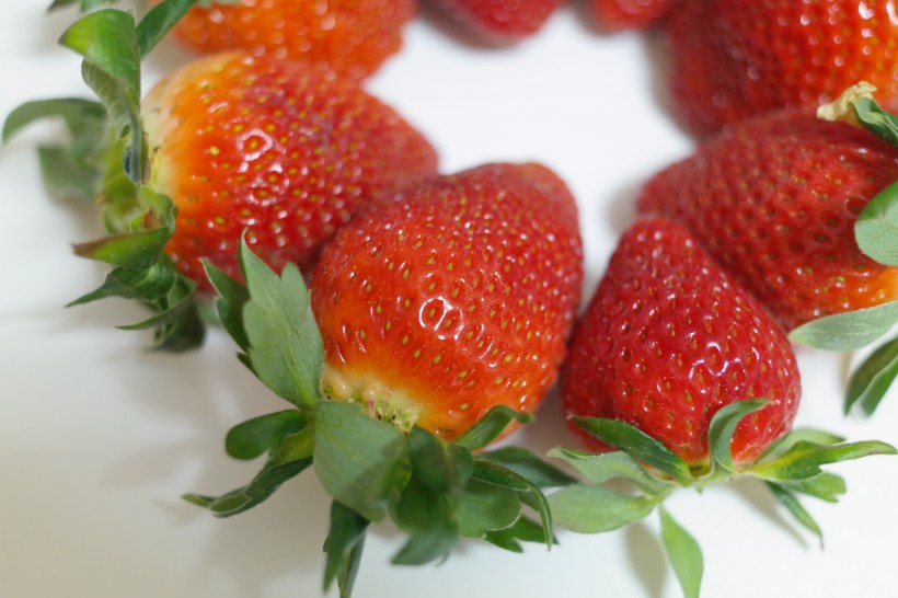 新鲜好吃酸甜美味的草莓图片