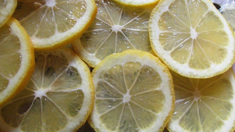切片的酸涩柠檬图片