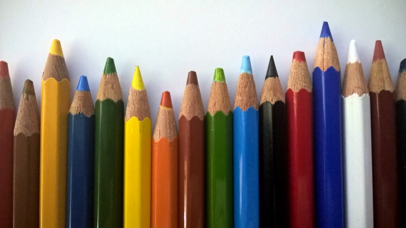 一大把彩色铅笔图片