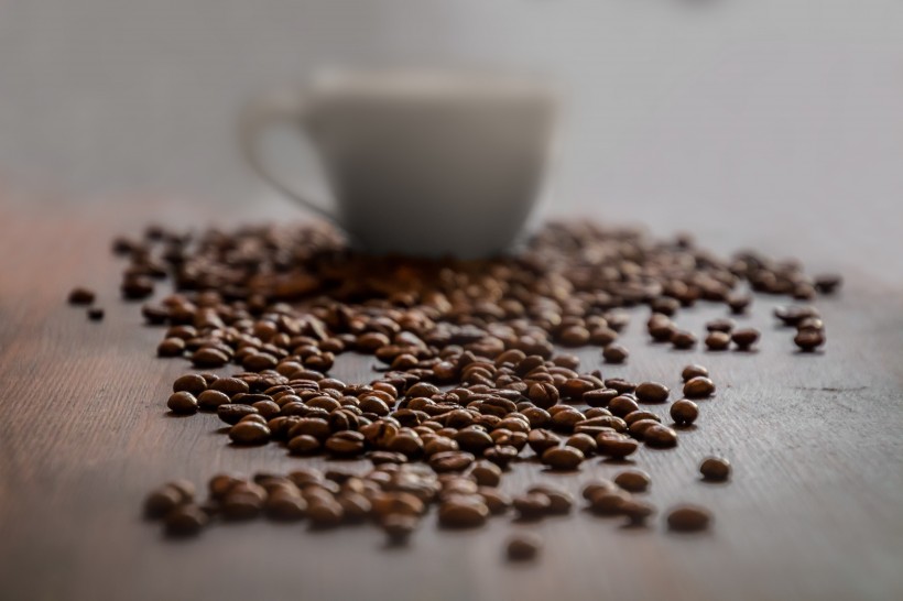 棕色颗粒饱满的优质咖啡豆图片