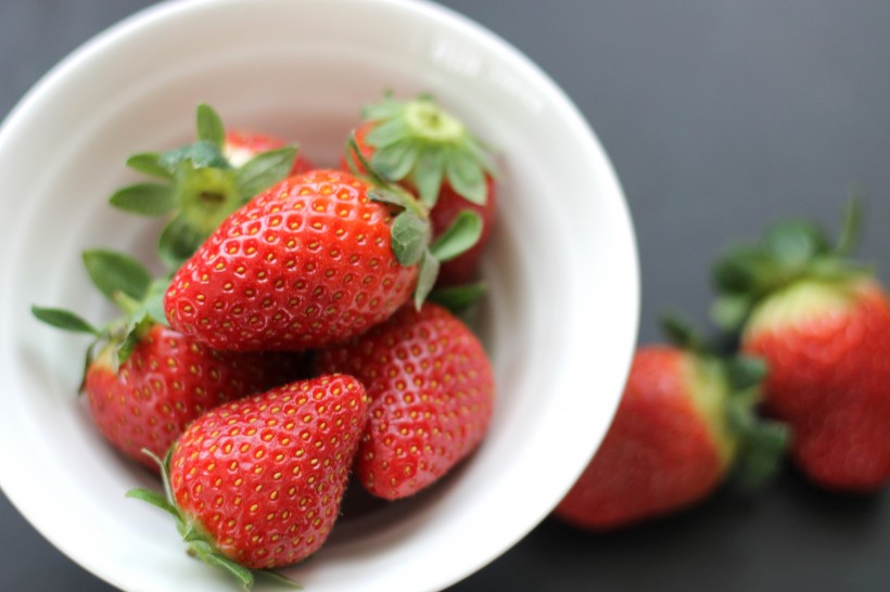 鲜红酸甜可口的草莓图片
