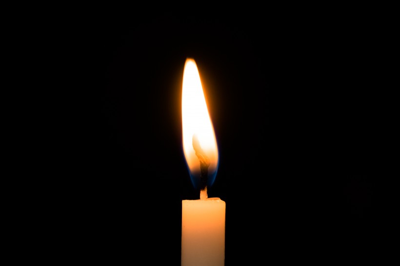 黑暗中燃烧的蜡烛图片