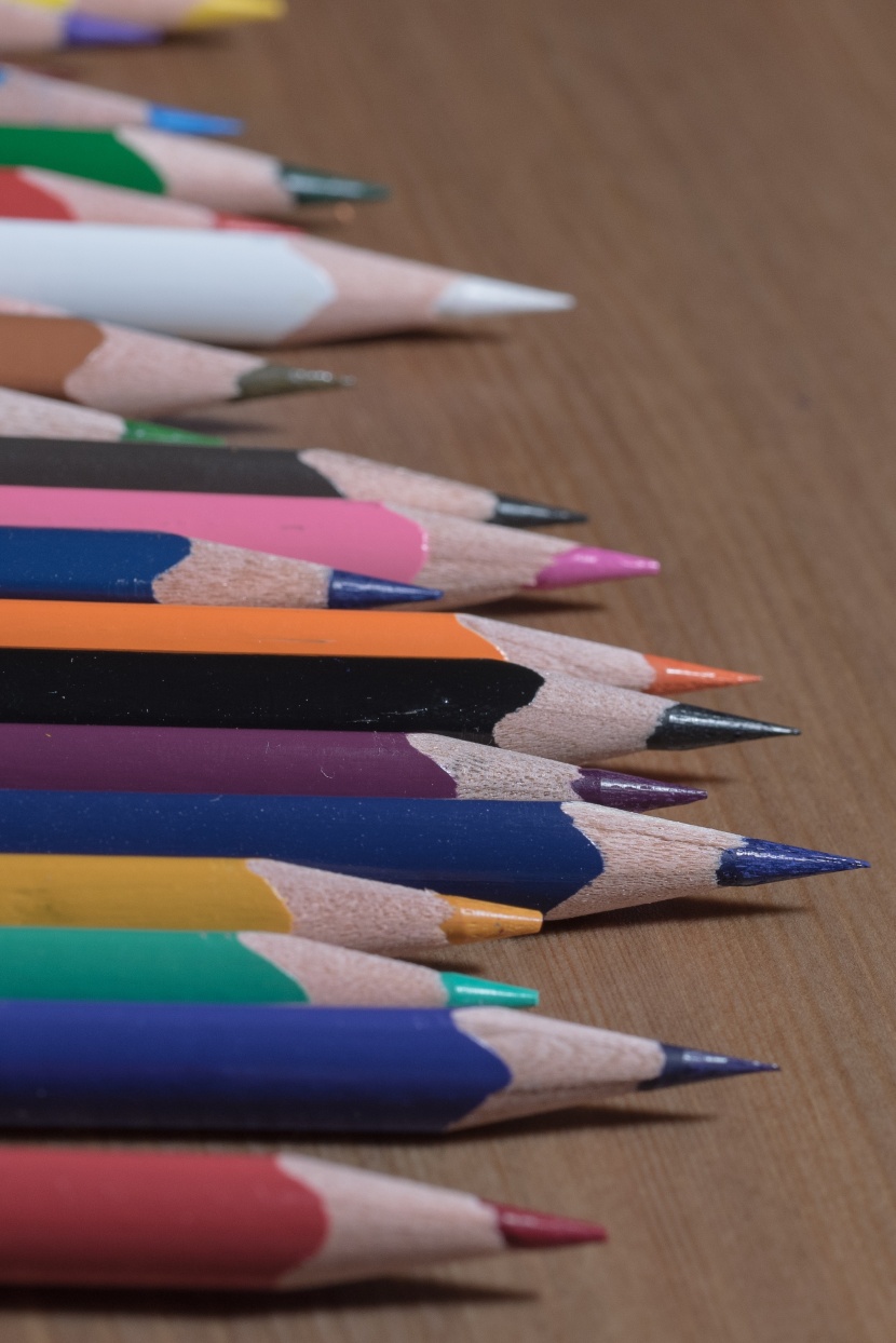 颜色多种多样的彩色铅笔图片