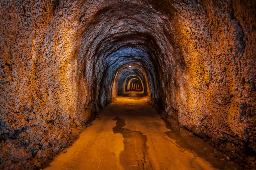 长长的洞口和隧道图片