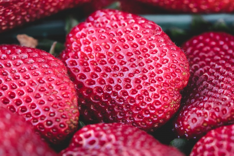 鲜红欲滴酸甜软糯的草莓图片